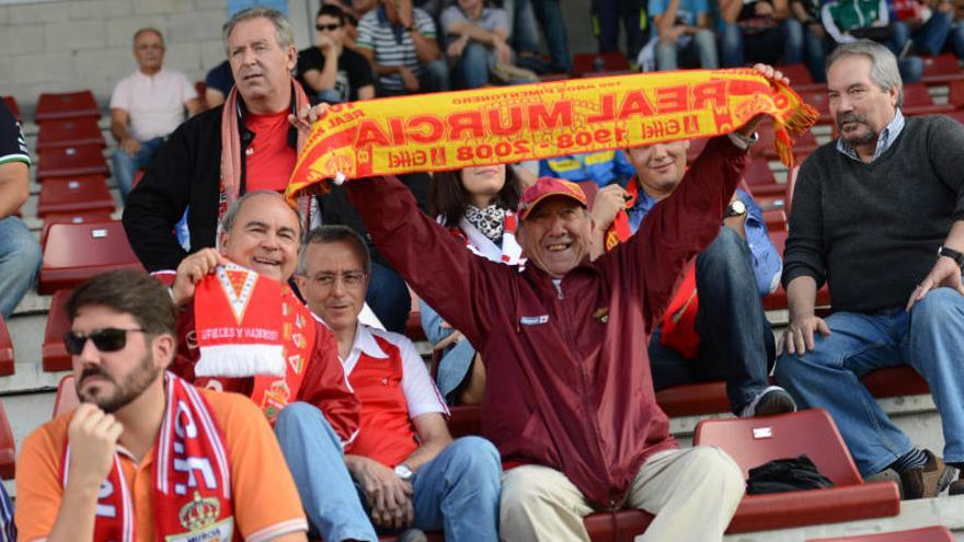 Un grupo de aficionados viajó hasta Asturias para apoyar al equipo.
