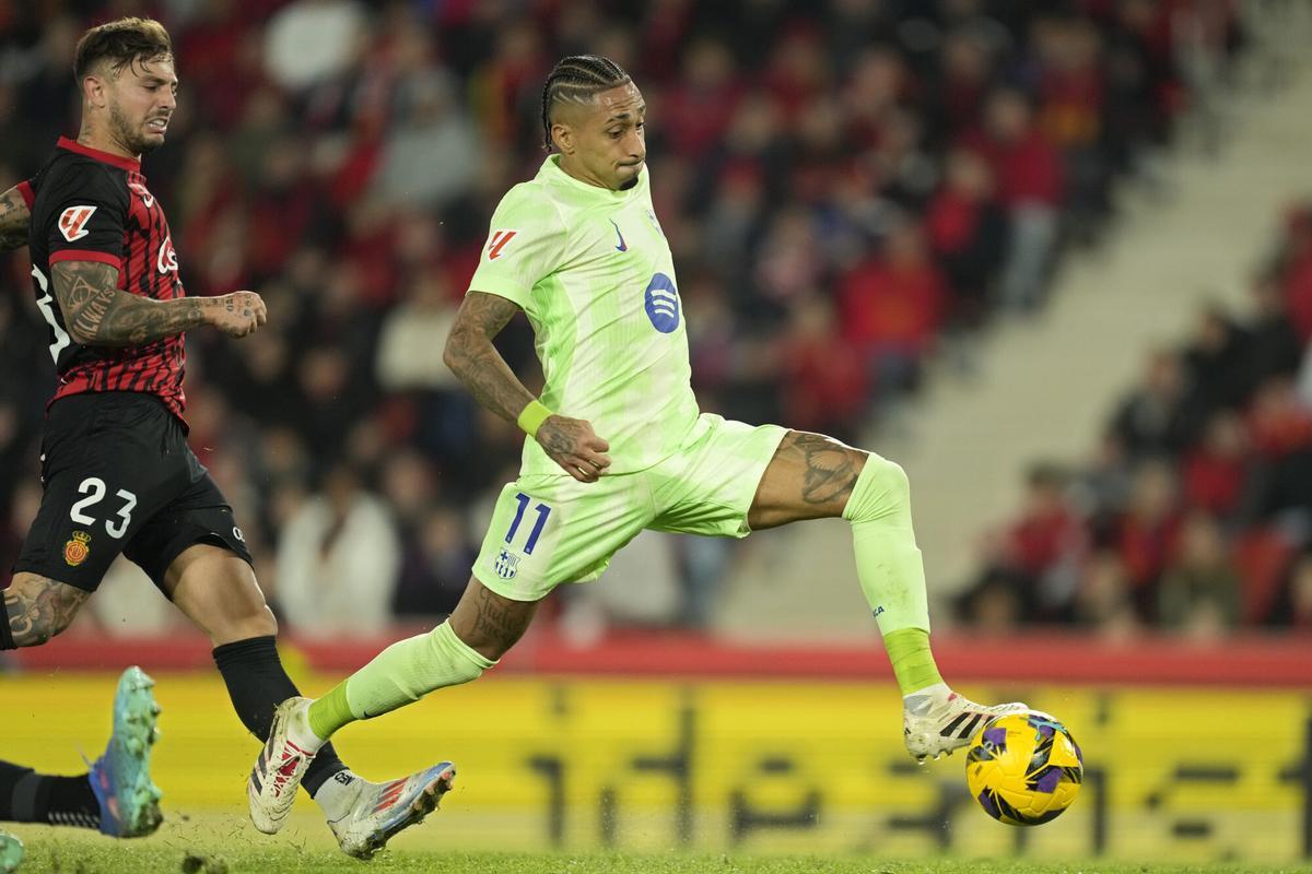 Barcelona's Raphinha scores his side's third goal during a Spanish La Liga soccer match between Mallorca and Barcelona at the Son Moix stadium in Palma de Mallorca, Spain, Tuesday, Dec. 3, 2024. (AP Photo/Jose Breton)
