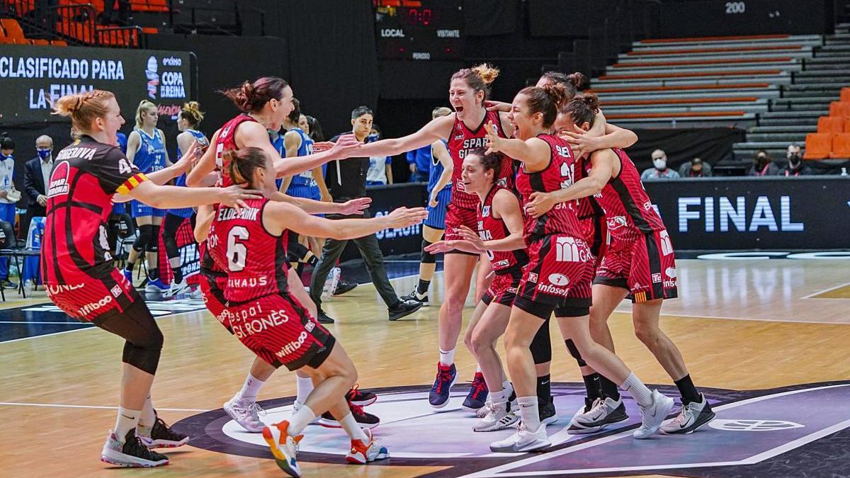 Les jugadores de l&#039;Spar Girona celebrant la classificació per a la final de Copa després de tombar l&#039;Avenida a la pròrroga.