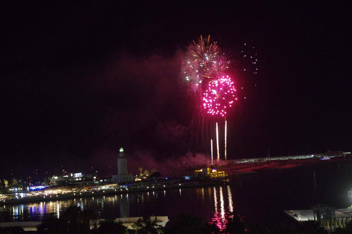 Fuegos de inicio de la Feria de Málaga desde desde el hotel Catalonia Molina Lario Fuegos de inicio de la Feria de Málaga desde desde el hotel Catalonia Molina Lario