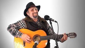 Tomeu Penya interpreta en acústic ’Catalanitzador’.