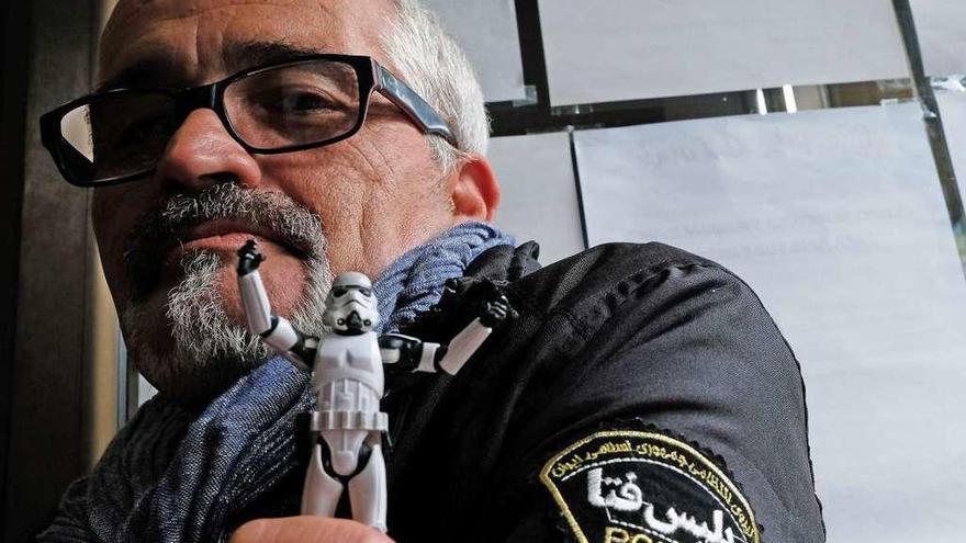 Juan Luis Nepomuceno, Nepo, con su soldado imperial &quot;Indalecio&quot;, famoso en las redes sociales.