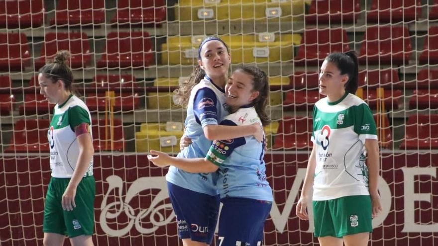 Varias jugadoras del Cajasur Deportivo, decepcionadas tras encajar un gol ante El Ejido.
