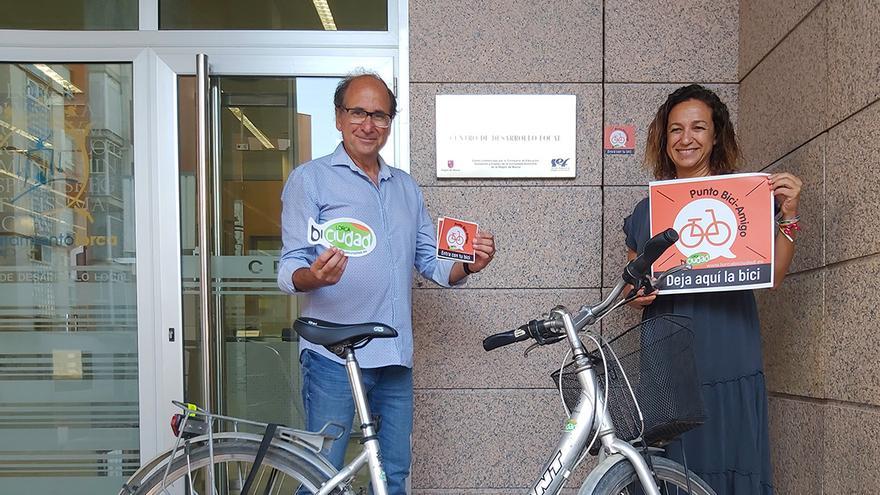 Manuel Martín e Isabel Casalduero, a las puertas del Centro de Desarrollo Local que cuenta ya con una zona para aparcar bicicletas.