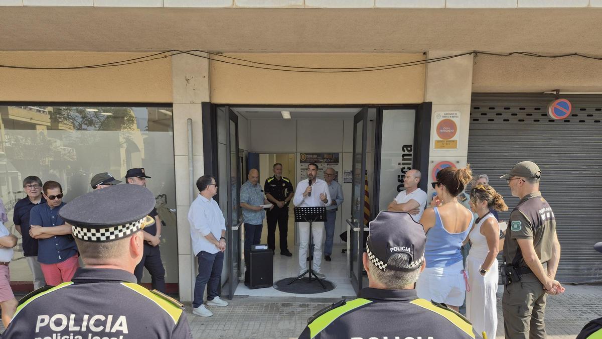 Un moment de la inauguració de la nova oficina de la Policia Local de Torroella.