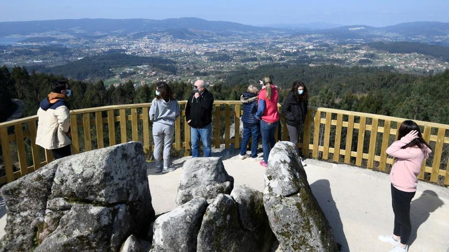 Vistas desde uno de los miradores del monte de A Fracha.  // Rafa Vázquez