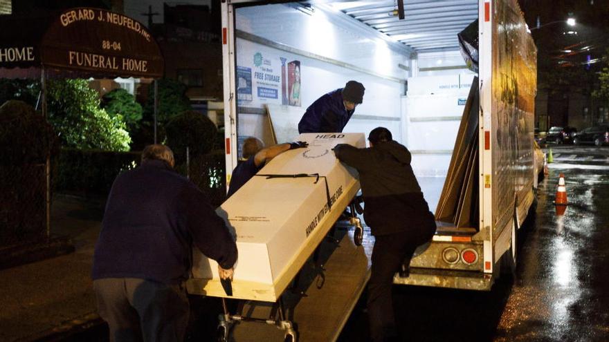 Transportan un cadáver para su cremación en Búfalo.