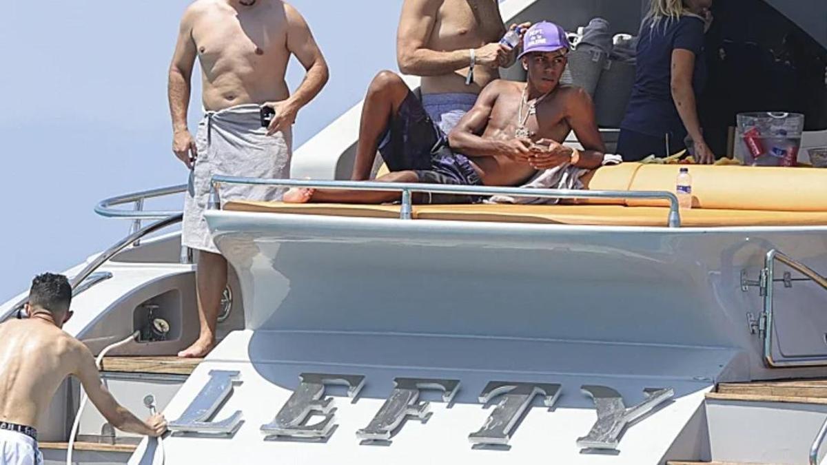 Lamine Yamal on the yacht that caught fire this Monday in Ibiza.