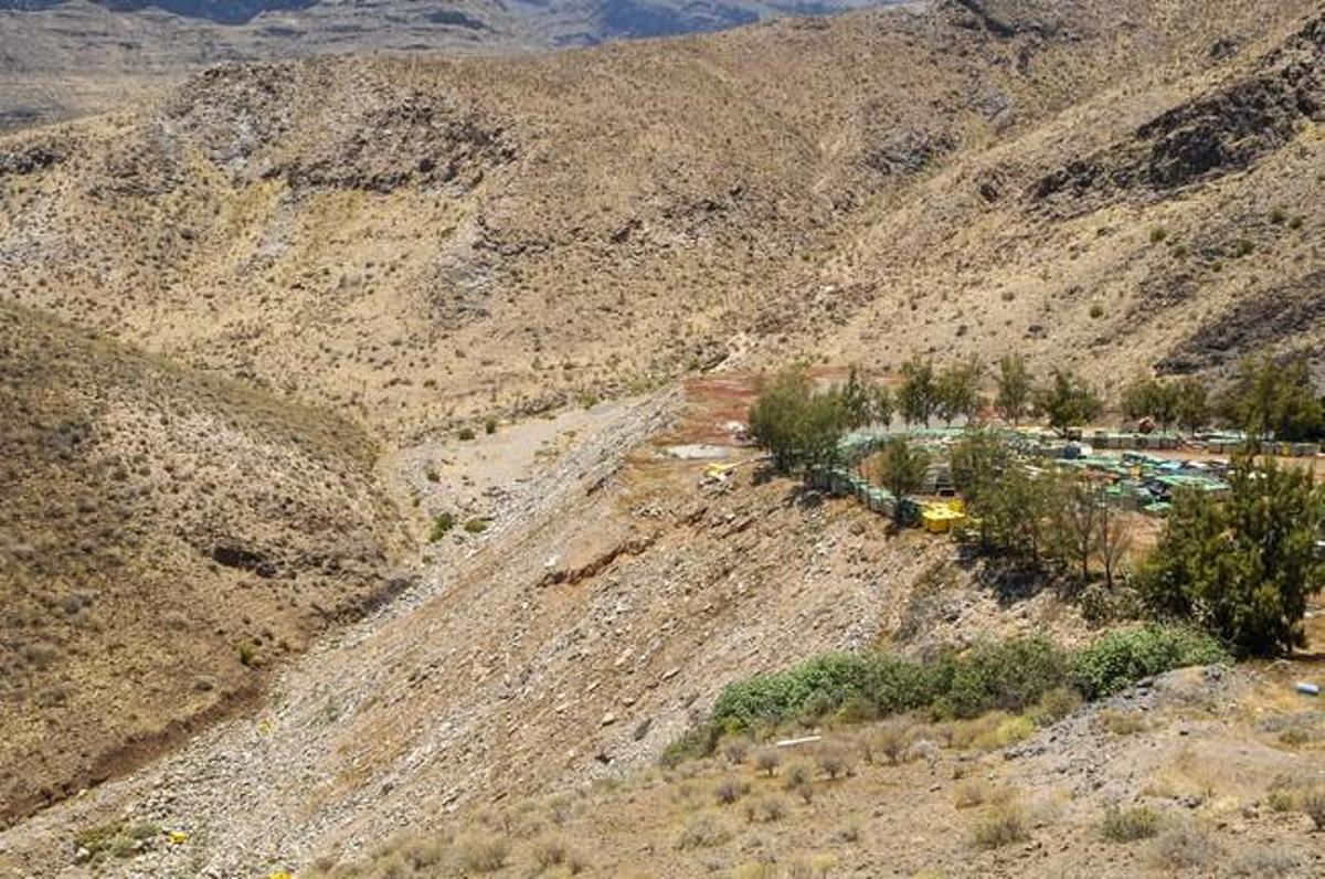 DEPOSITO CONTENEDORES DE BASURA Y VERTEDERO