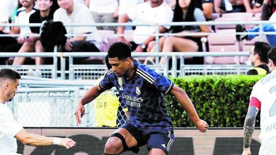 Jude Bellingham, en acción durante su estreno con el Real Madrid contra el AC Milan en Pasadena. |  // EFE