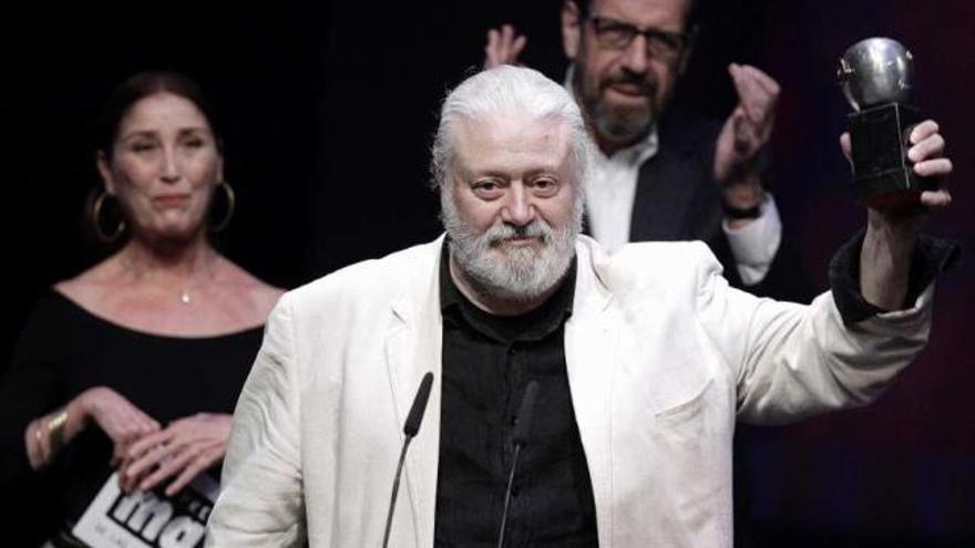 Mario Gas recibe el premio a la mejor dirección de escena durante la gala de los premios Max. / efe / a. martín