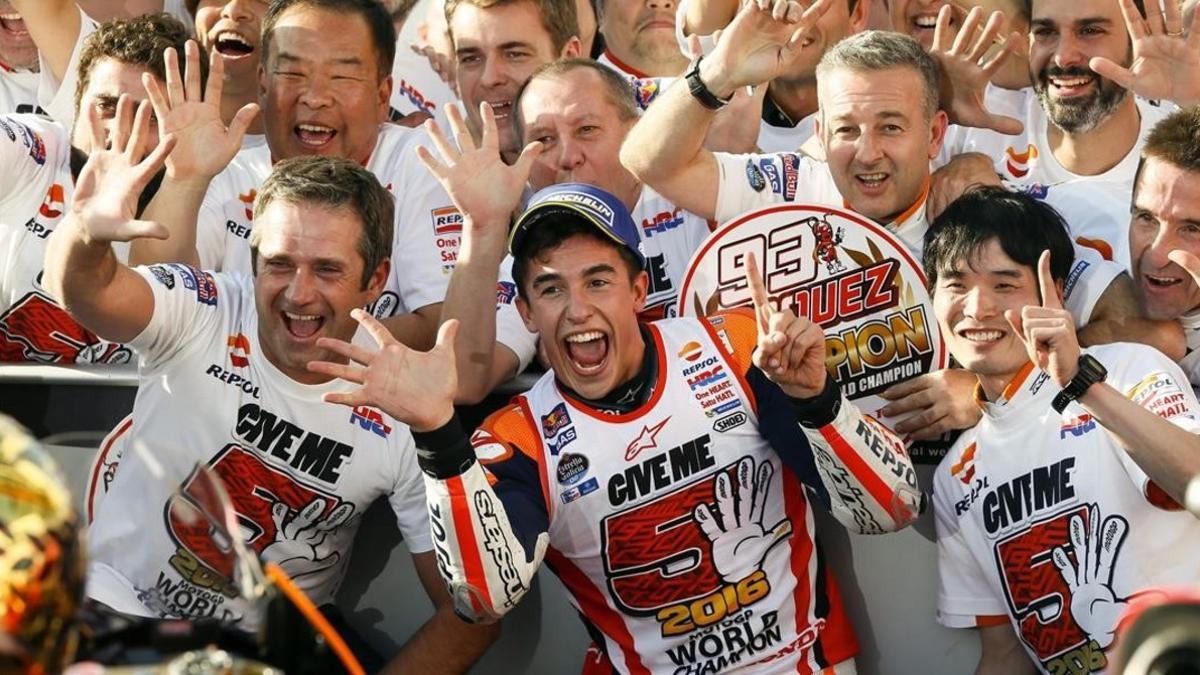 Marc Márquez, con sus compañeros de Honda celebrando el título en Motegi.