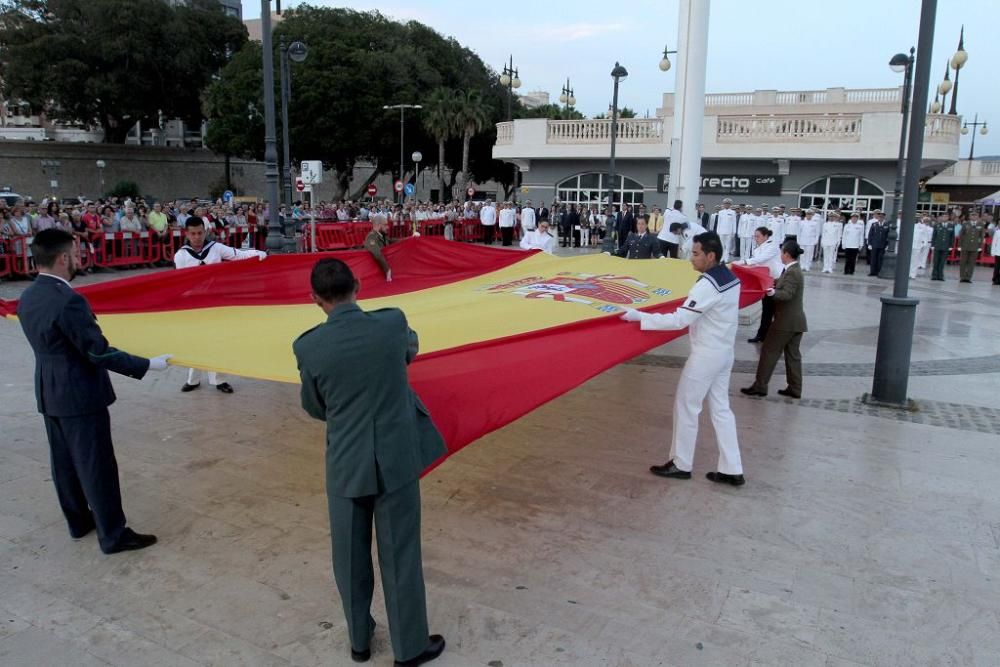 Honores a la bandera en el puerto