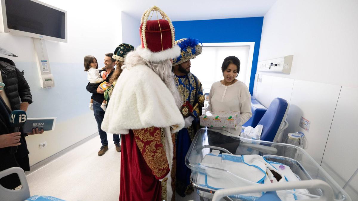 Las imágenes de la visita de los Reyes Magos en el Hospital de Can Misses de Ibiza