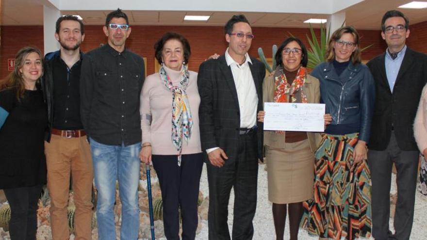 Imagen de la entrega del cheque con la recaudación