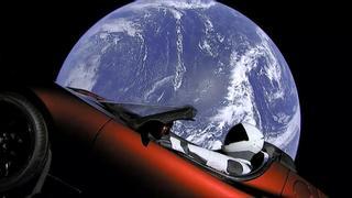 Así viajan el coche Tesla y el 'astronauta' Starman por el espacio