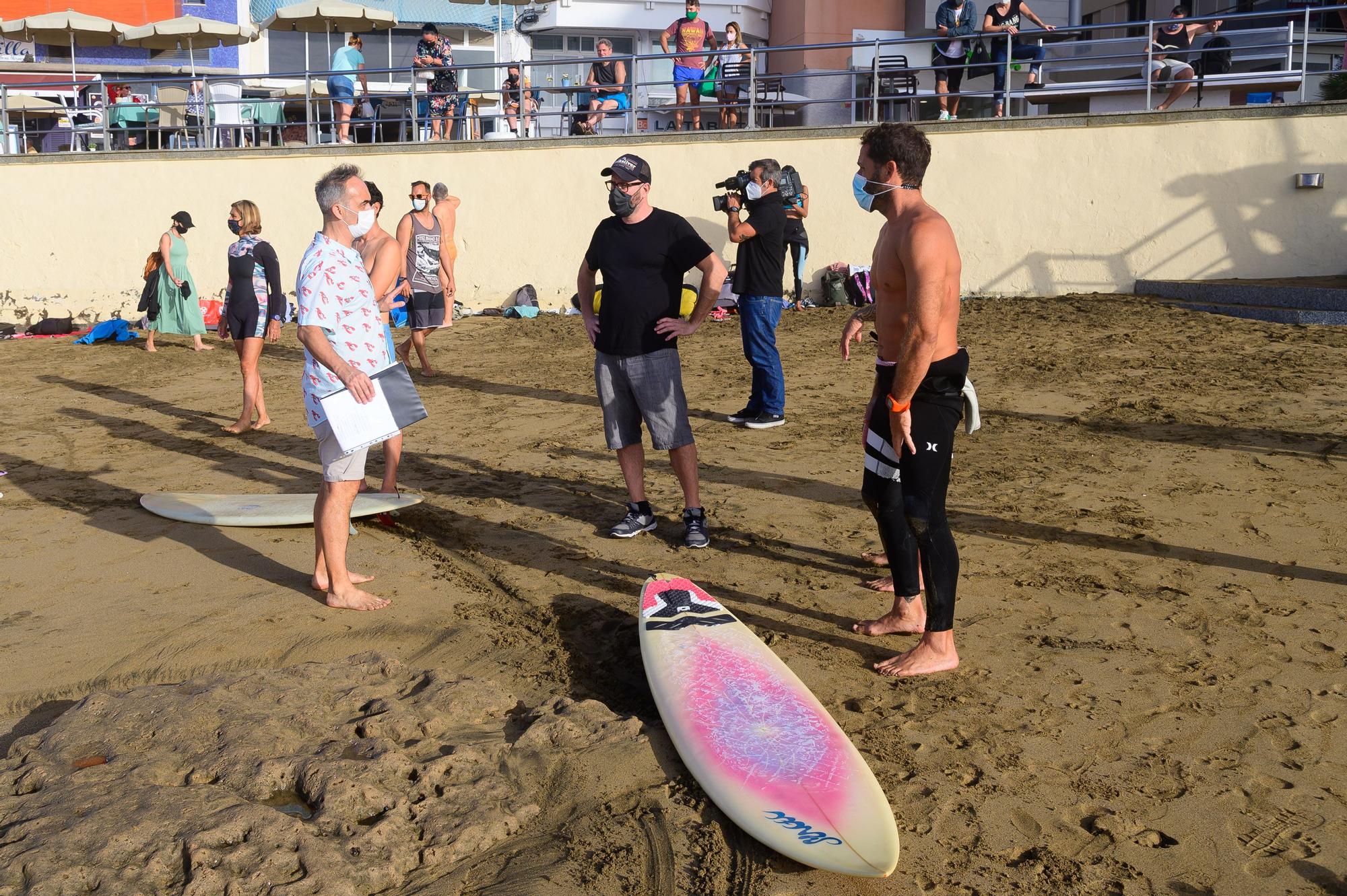 Más de treinta surferos dibujan una llamada de socorro en Playa Chica