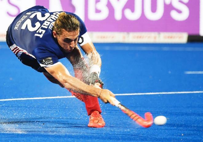 Victor Charlet de Francia recibe un golpe para marcar un gol contra Argentina durante el partido de la fase de grupos de hockey de campo entre Francia y Argentina en la Copa Mundial de Hockey 2018 en Bhubaneswar.