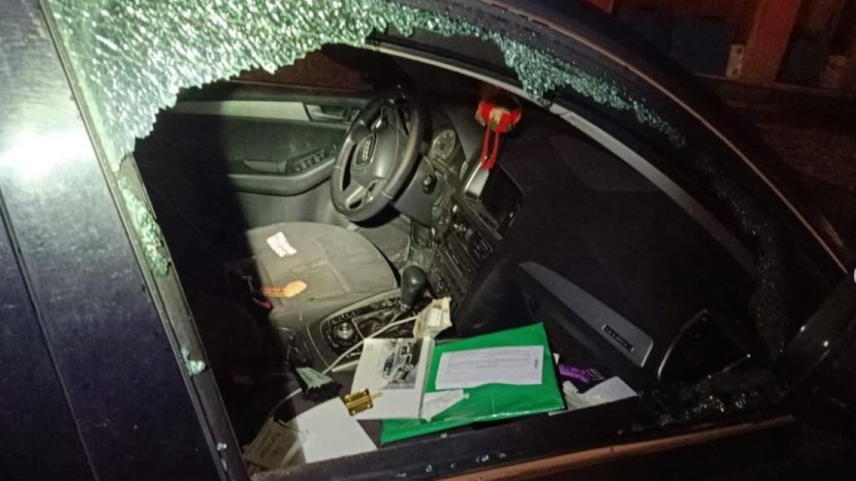 El detenido rompía las ventanas para sustraer los objetos del interior del vehículo.