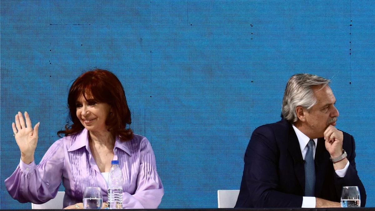 Cristina Fernández de Kirchner i Alberto Fernández en un acte electoral dijous passat.  | MATÍAS BAGLIETTO/REUTERS