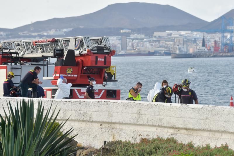 07-08-2019 LAS PALMAS DE GRAN CANARIA. Encontrado un cadáver en la escollera de la Avenida Marítima  | 07/08/2019 | Fotógrafo: Andrés Cruz