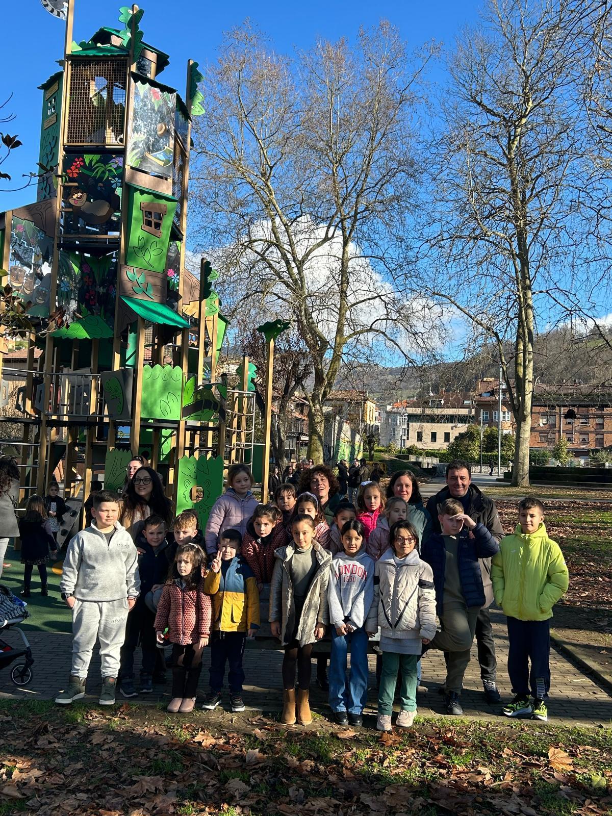 Soledad Álvarez, en la última fila junto al alcalde de Laviana, Julio García, con los niños que acudieron a su charla