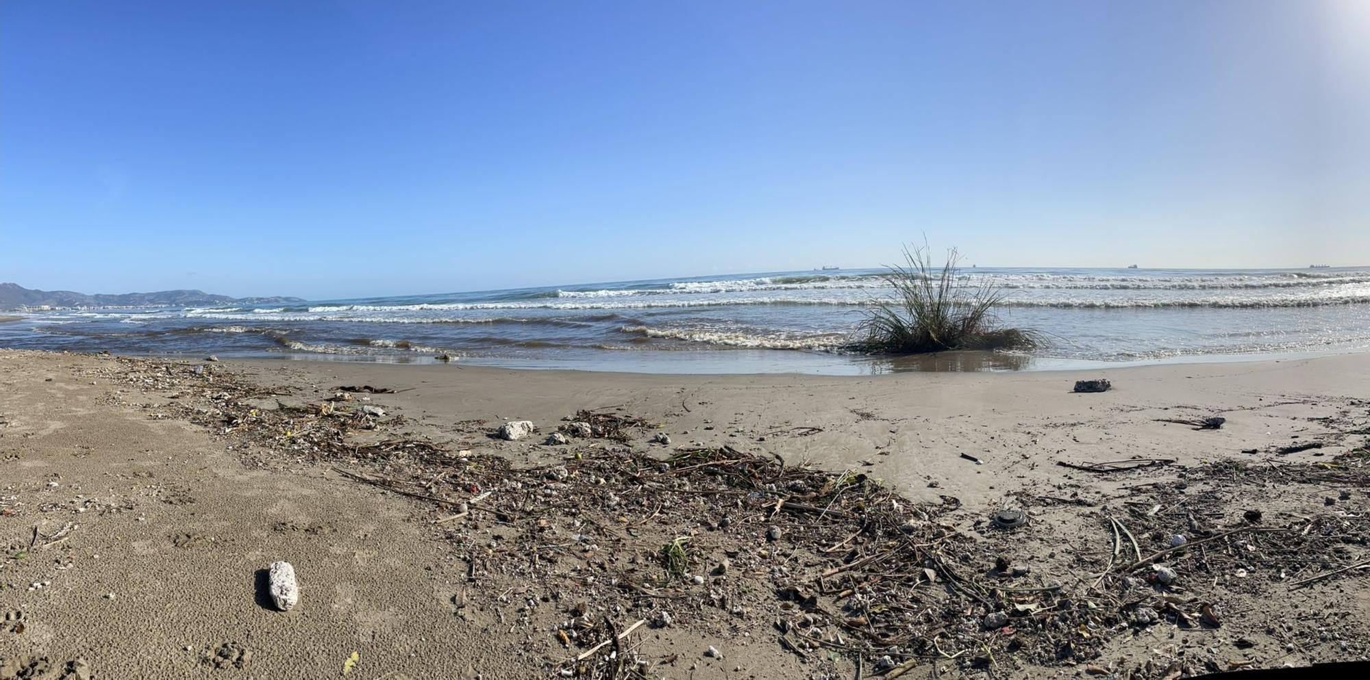 La playa de Gurugú amanece llena de basura por las lluvias.