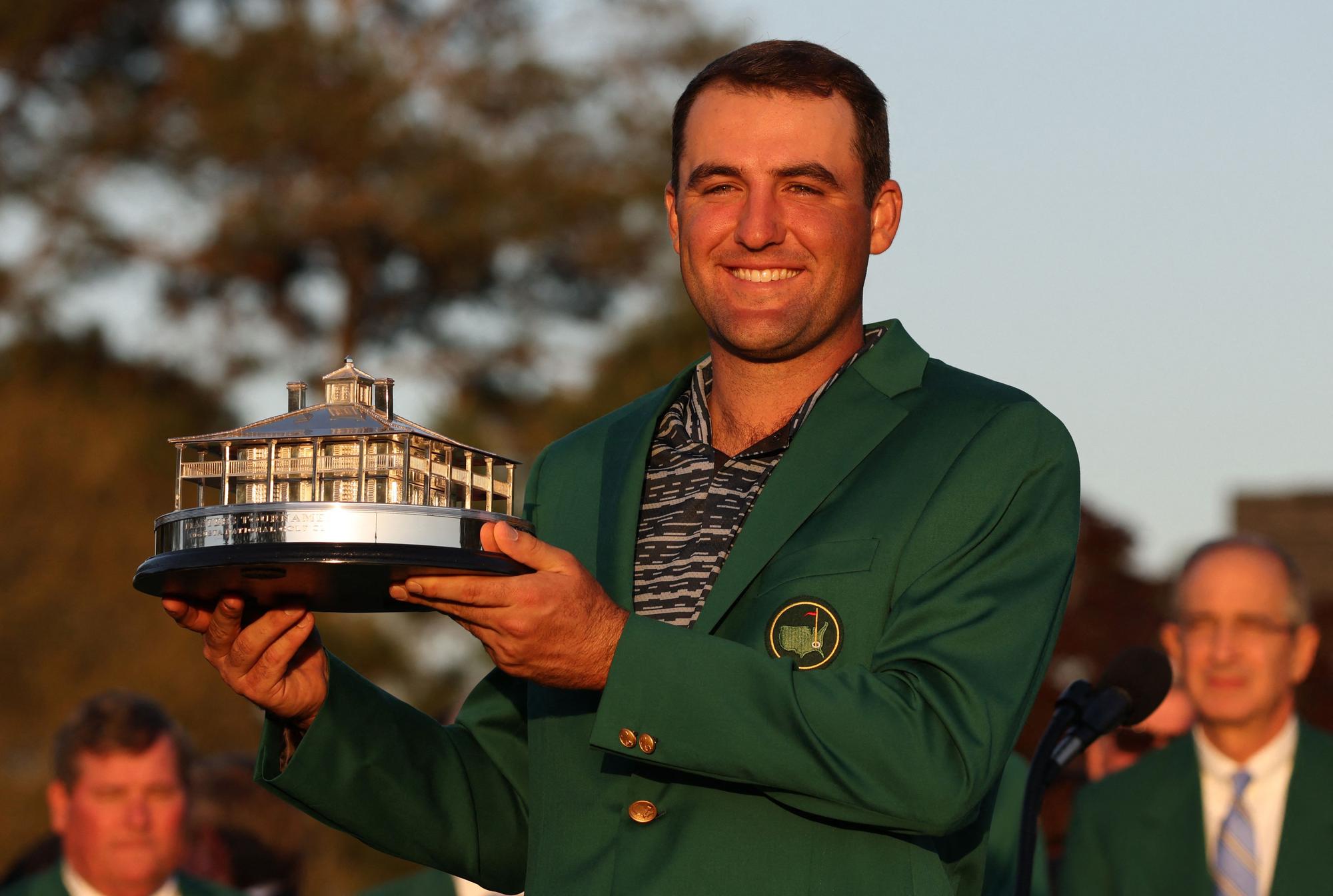 Scheffler, con la chaqueta, sostiene el trofeo del Masters de Augusta.