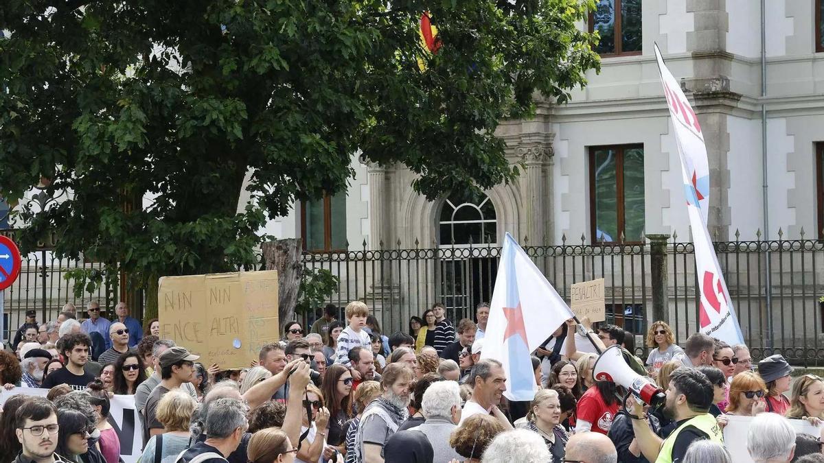 Participantes en la protesta contra la planta de Altri en Palas de Rey, hoy en Santiago alrededor de la sede de la Xunta en San Caetano.