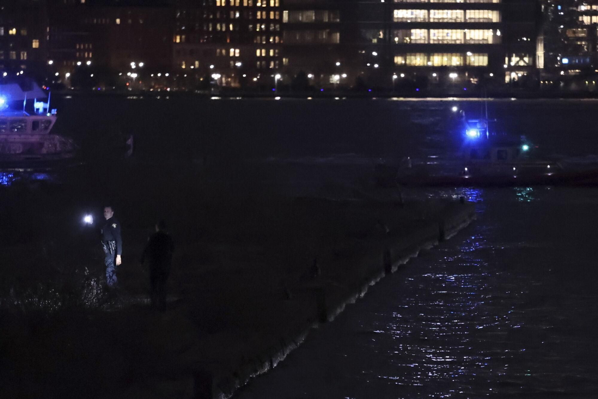JERSEY CITY (United States), 10/04/2025.- Emergency responders search a nearby land area after a helicopter crashed into the Hudson River, in Jersey City, New Jersey, USA, 10 April 2025. According to a statement from New York city Mayor Eric Adams, six people, including three children, were killed in the accident. (Nueva York) EFE/EPA/SARAH YENESEL