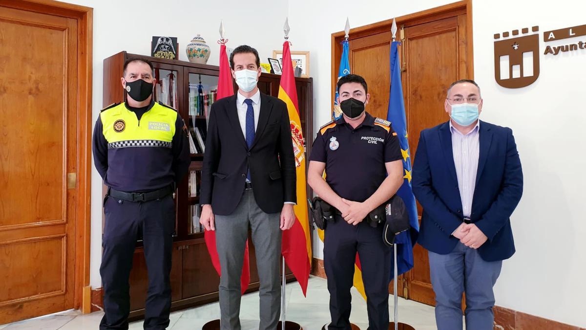 Sergio Requena el día de su toma de posesión de la jefatura de Protección Civil junto al comisario principal de la Policía Local, el alcalde Rubén Alfaro y el concejal Enrique Quílez.