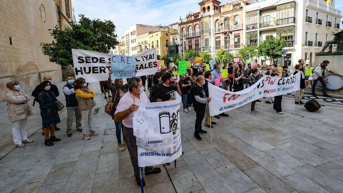 Profesores y vecinos sostienen pancartas con sus respectivas demandas.