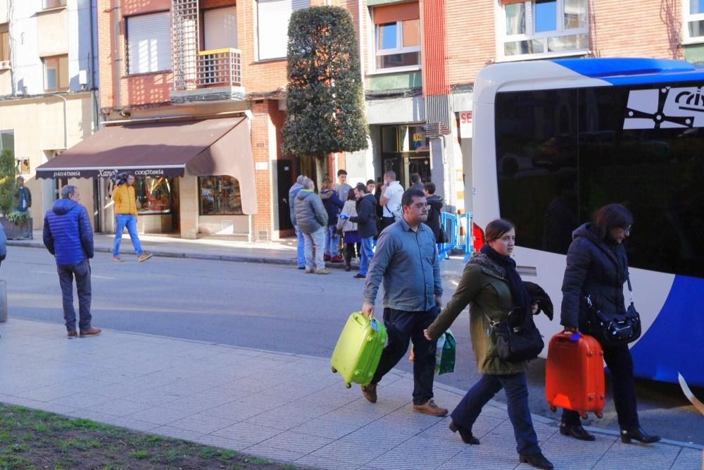 Vecinos afectados por el incendio del barrio de Pumarín se reúnen con el administrador de la comunidad y recogen enseres básicos de sus viviendas.