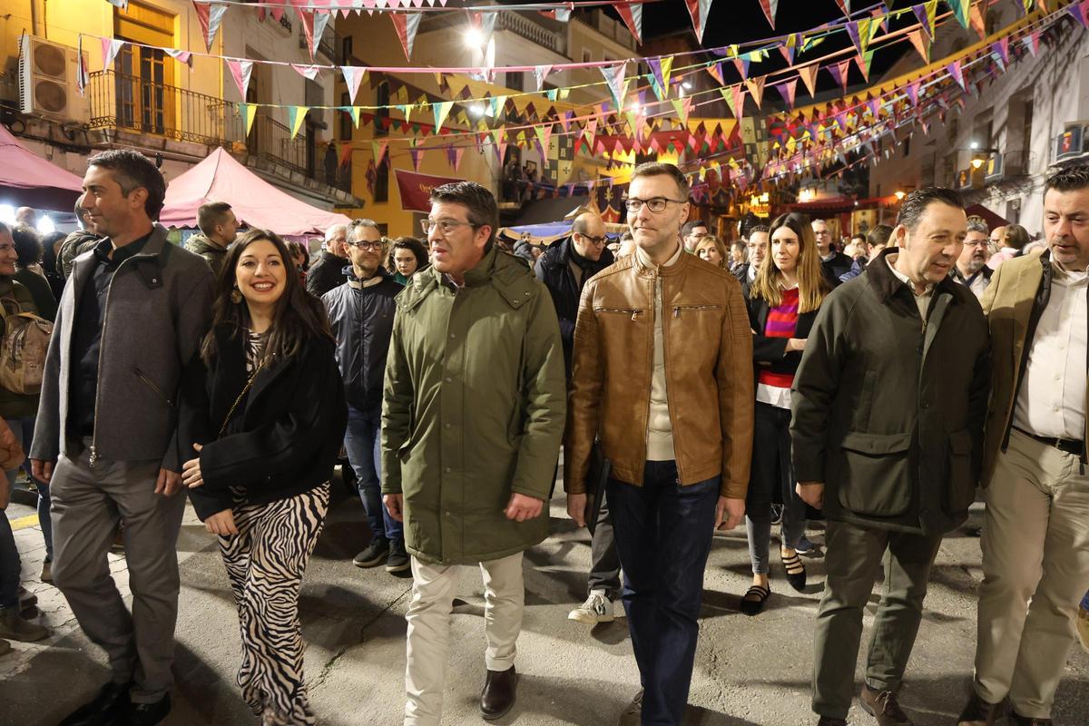 El alcalde, concejales y el pregonero, durante el desfile inaugural.