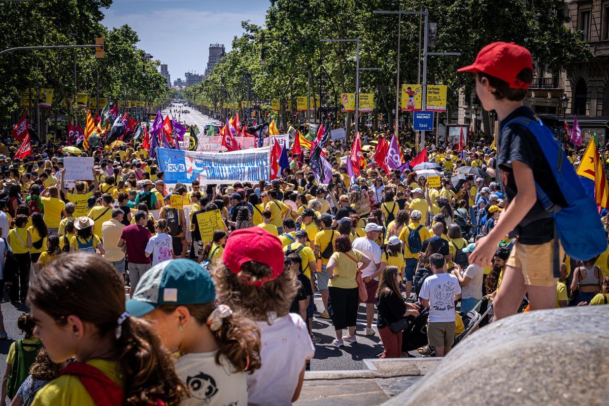 Manifestación de profesores, familias y otras entidades por un nuevo modelo de escuela en Catalunya.