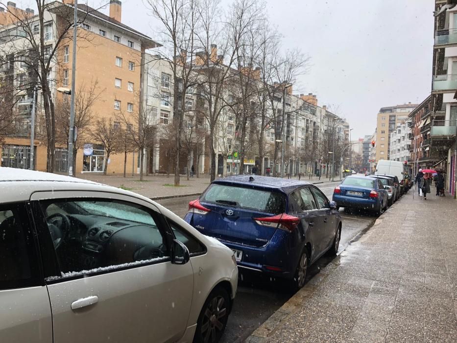 La neu agafa tímidament a Girona.