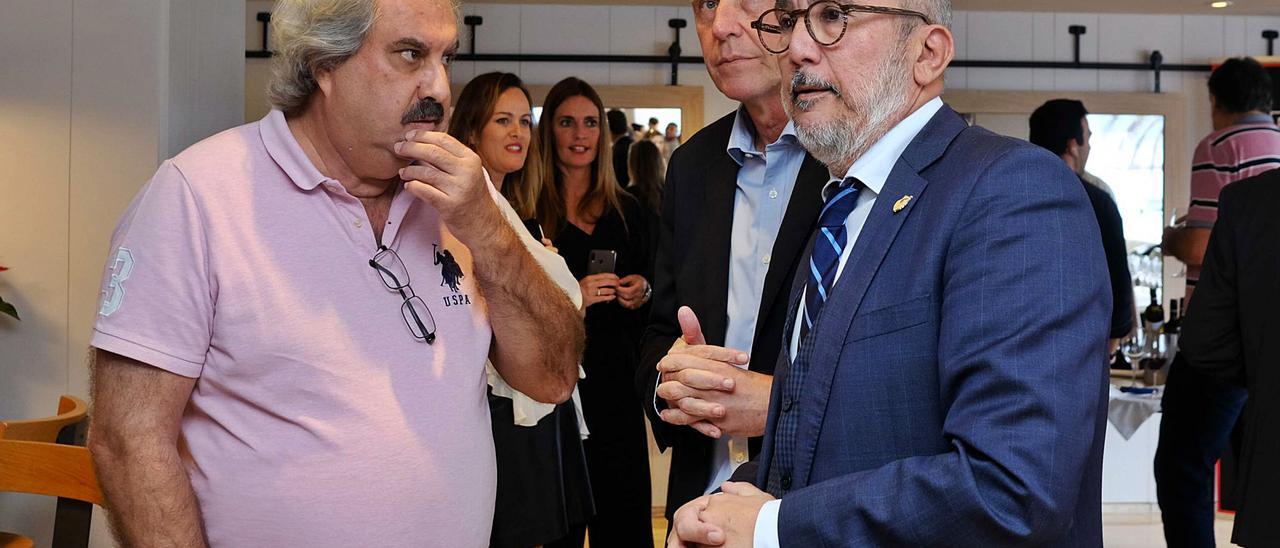 De derecha a izquierda, el presidente del CB Gran Canaria, Enrique Moreno; el director ejecutivo, Juan Ramón Marrero; y Santiago Rodríguez, durante un acto del club en 2019. | | JOSÉ CARLOS GUERRA