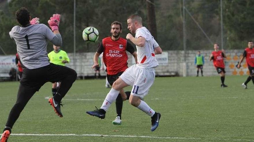 Un lance del partido entre el Velle y Loñoá. // Iñaki Osorio