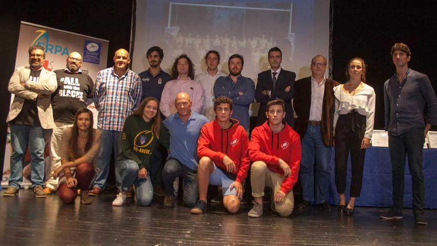 Foto de familia de los distinguidos en la gala de ayer, celebrada en La Fresneda (Siero).