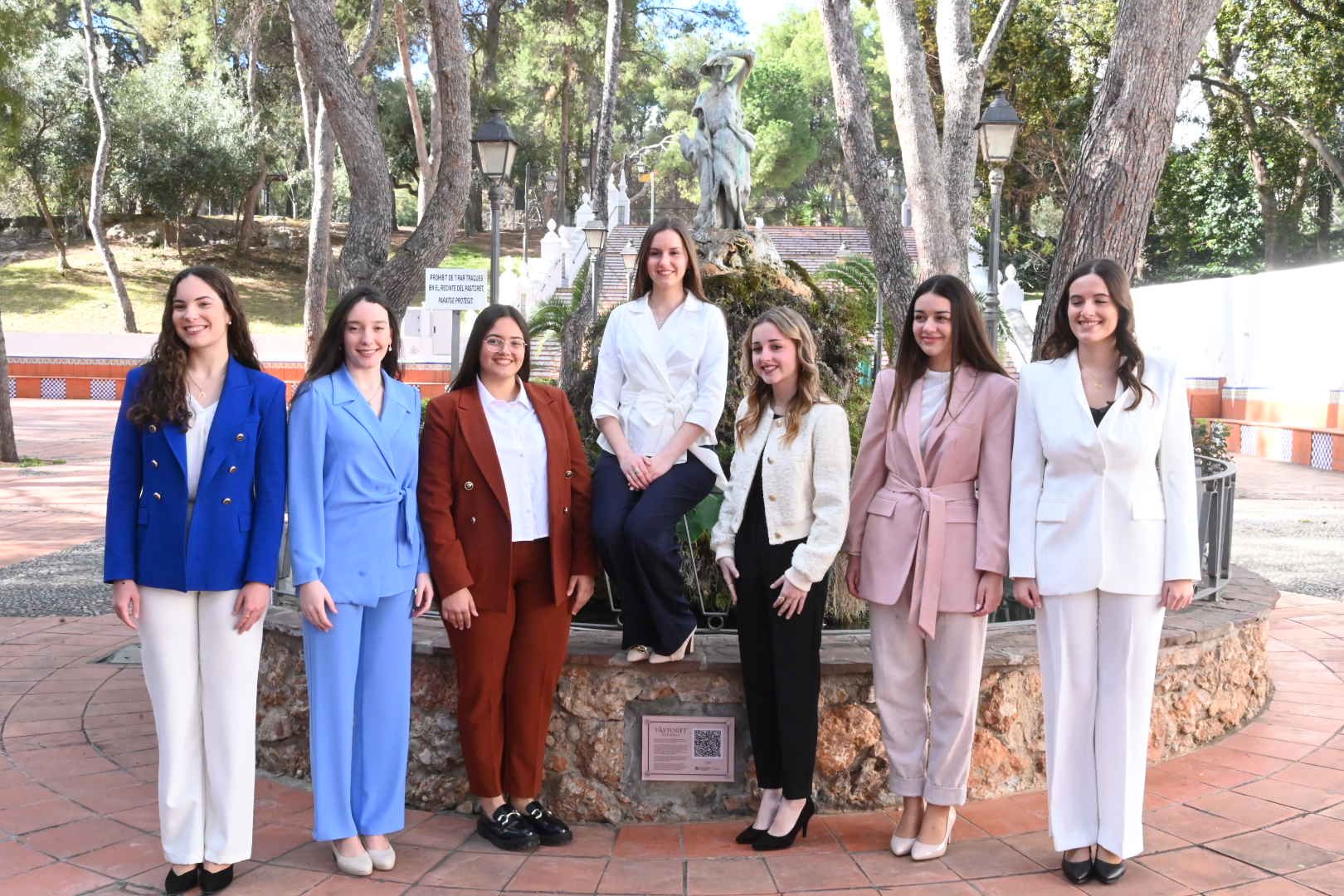 La reina de las fiestas de Vila-real se presenta con su corte de honor en el Termet