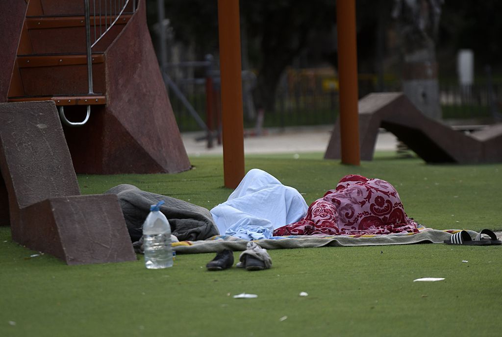 Así es la vida bajo el puente de la autovía de la A-30 en Murcia