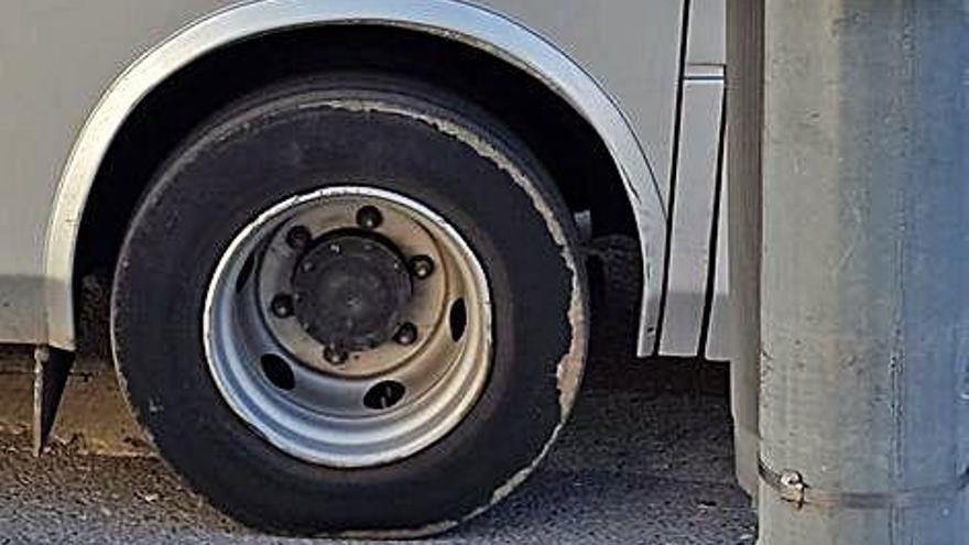 Immobilitzen a Maçanet un autocar escolar per portar els pneumàtics desgastats