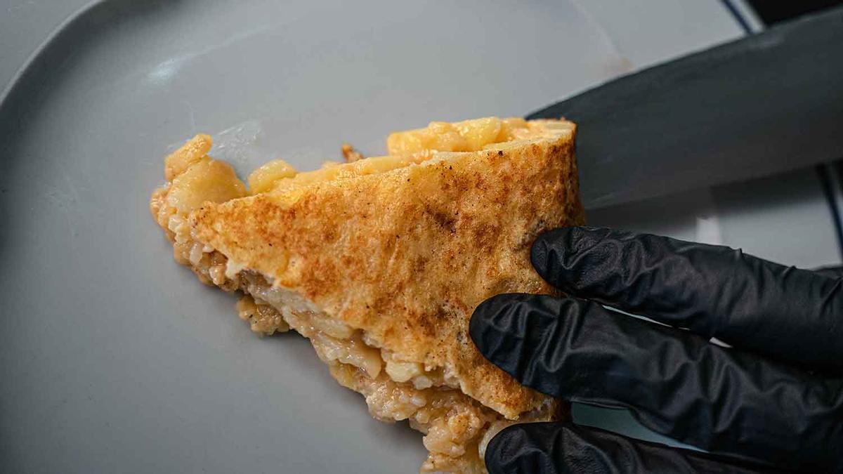 Uno de los cocineros asturianos más aclamados arrasa con "la mejor receta de tortilla" y al microondas: hay que poner mayonesa y un huevo
