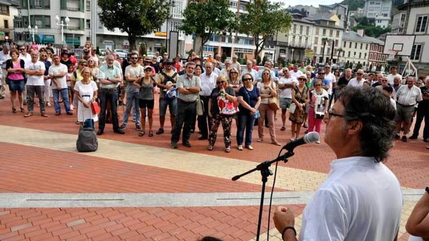 Tino Ron se dirige a los participantes en la manifestación, ayer, en Luarca.