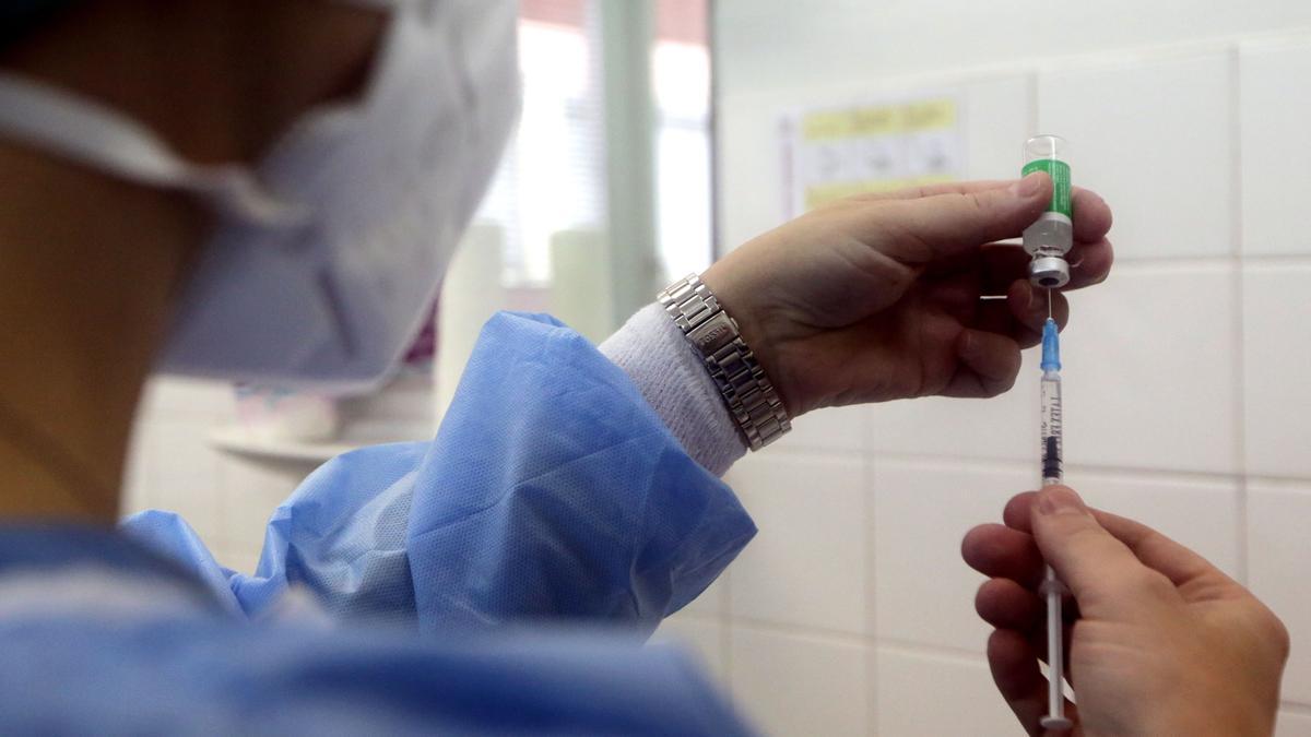 Una enfermera prepara una dosis de la vacuna de AstraZeneca en un hospital de Sarajevo.