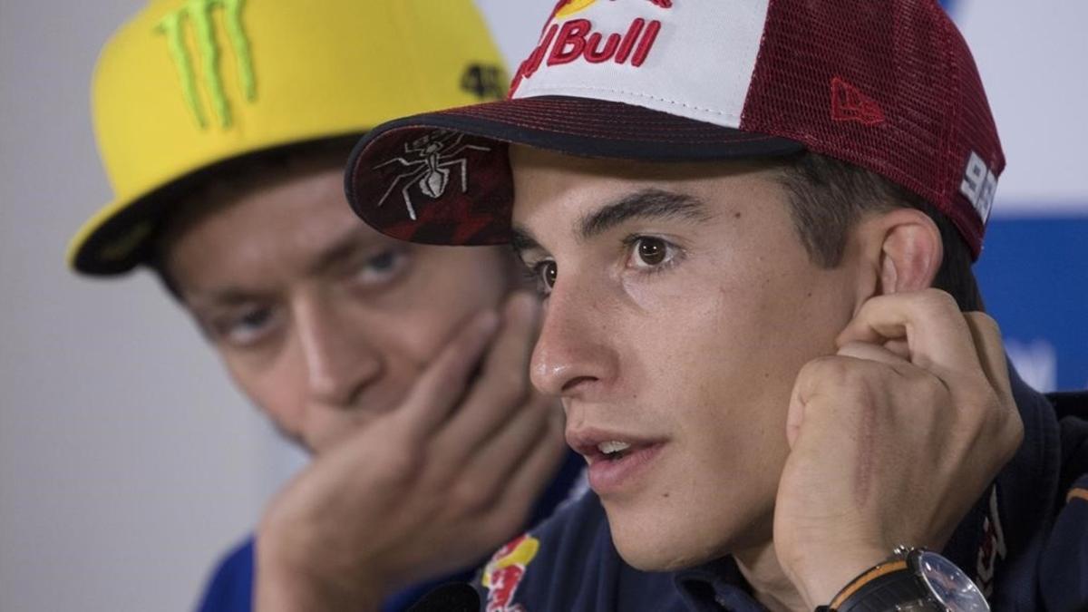 Valentino Rossi y Marc Márquez, en la conferencia de prensa de Misano (Italia), en 2016.