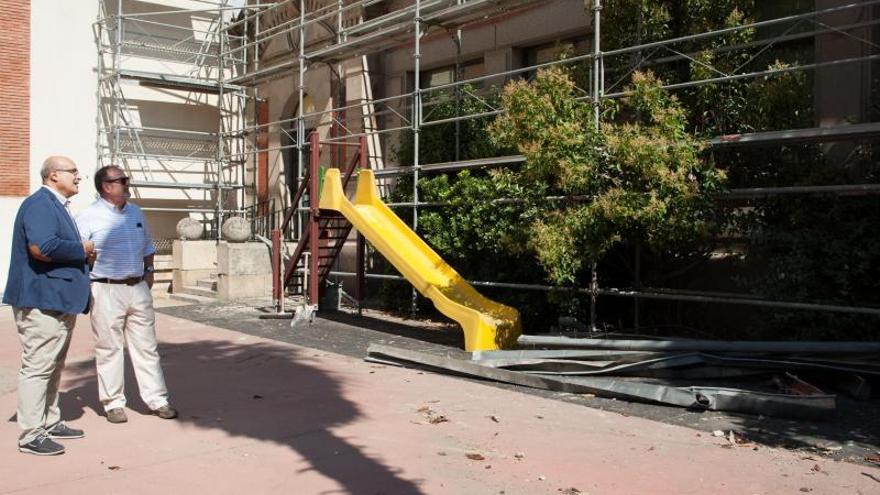 El director provincial del Educación, con el anterior consejero, Fernando Rey, en una visita a obras en el colegio Arias Gonzalo