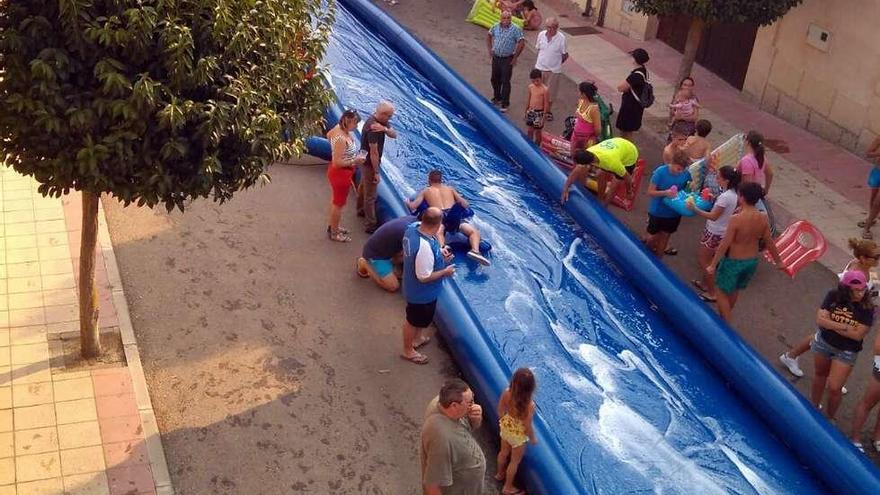 Decenas de personas se dan cita en el tobogán gigante de las fiestas de Castrogonzalo