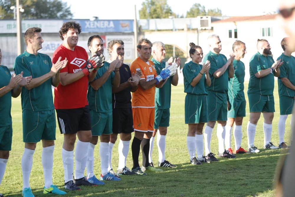 Ambientazo en O Vao durante el partido solidario a favor de la asociación, que reunió a más de 400 espectadores.