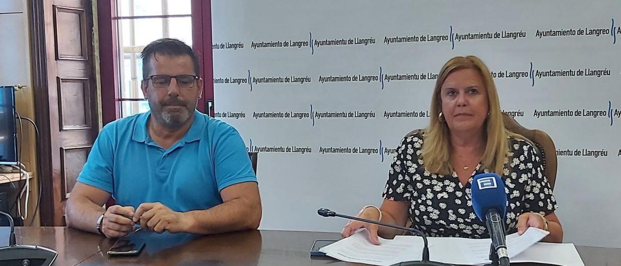 Javier Castro y Carmen Arbesú, ayer, en el salón de plenos municipal. | E. P.